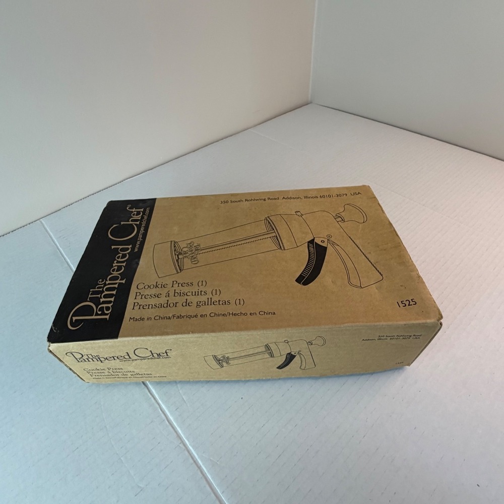 The Pampered Chef Cookie Press #1525 Complete In Box, Including Set Of 16 Molds